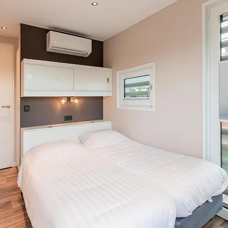 Ботель Houseboat With A View Over The Leukermeer, On The Edge Of A Holiday Park Велл