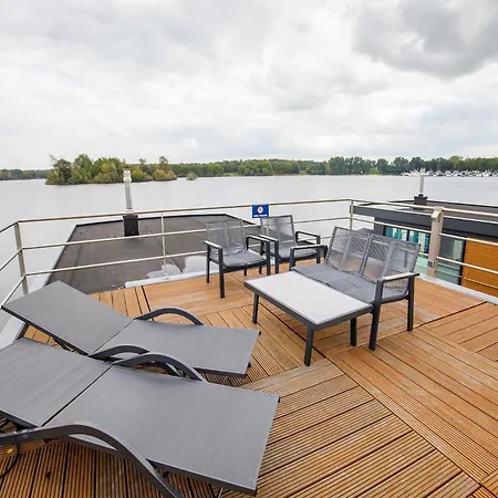 Ботель Houseboat With A View Over The Leukermeer, On The Edge Of A Holiday Park