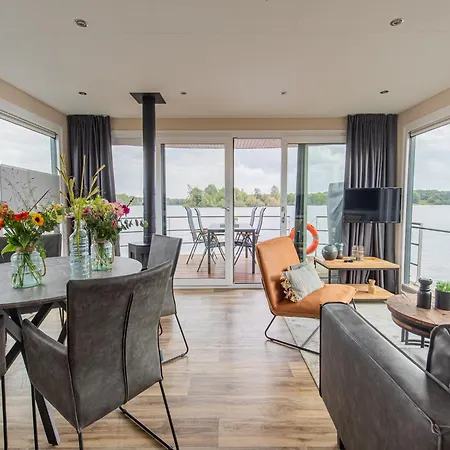 Houseboat With A View Over The Leukermeer, On The Edge Of A Holiday Park Ботель Велл