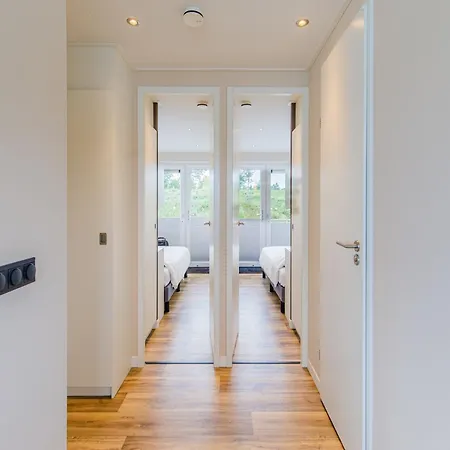 Ботель Houseboat With A View Over The Leukermeer, On The Edge Of A Holiday Park Велл