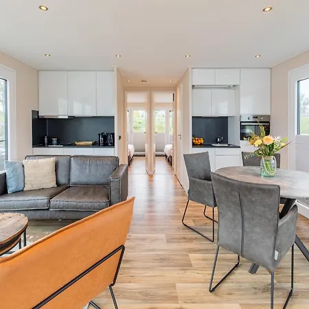 Houseboat With A View Over The Leukermeer, On The Edge Of A Holiday Park Ботель *