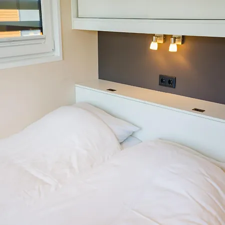 Ботель Houseboat With A View Over The Leukermeer, On The Edge Of A Holiday Park Велл