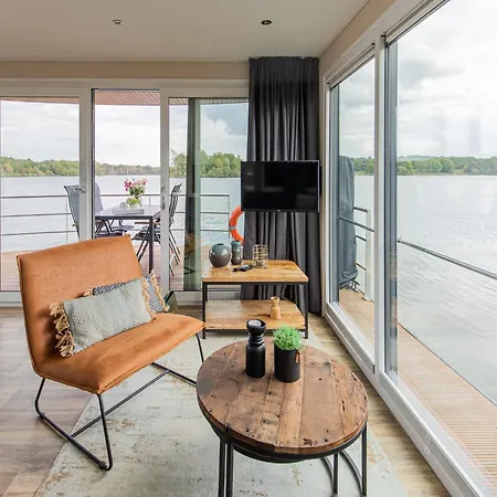 Ботель Houseboat With A View Over The Leukermeer, On The Edge Of A Holiday Park