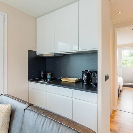 Houseboat With A View Over The Leukermeer, On The Edge Of A Holiday Park Ботель *