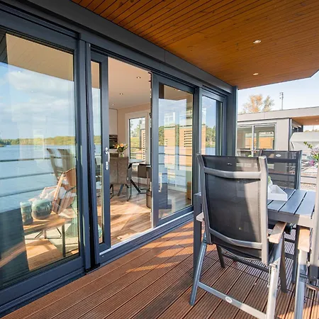 Ботель Houseboat With A View Over The Leukermeer, On The Edge Of A Holiday Park