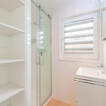 Houseboat With A View Over The Leukermeer, On The Edge Of A Holiday Park Ботель Велл