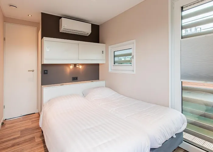 船屋 Houseboat With A View Over The Leukermeer, On The Edge Of A Holiday Park 威尔