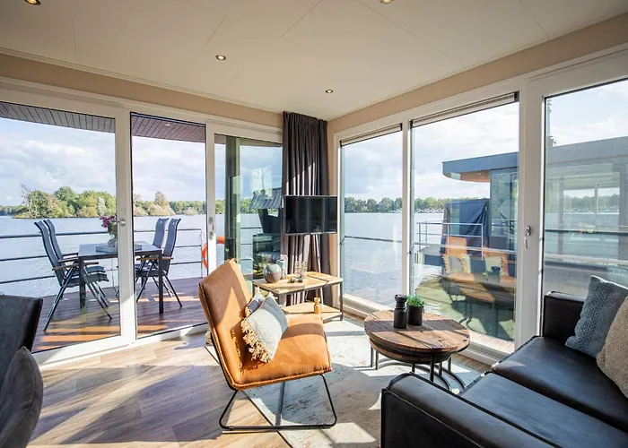 Houseboat With A View Over The Leukermeer, On The Edge Of A Holiday Park 威尔