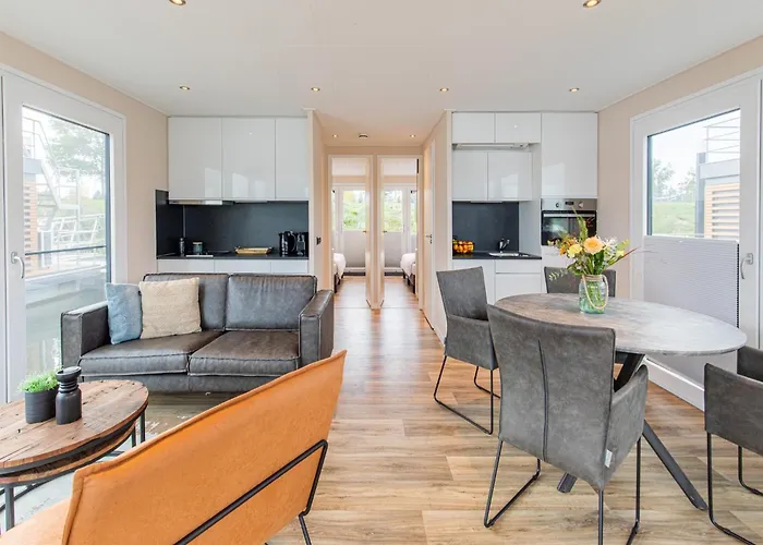 Houseboat With A View Over The Leukermeer, On The Edge Of A Holiday Park 船屋 *