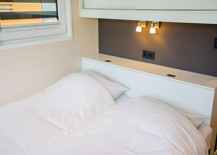 船屋 Houseboat With A View Over The Leukermeer, On The Edge Of A Holiday Park 威尔