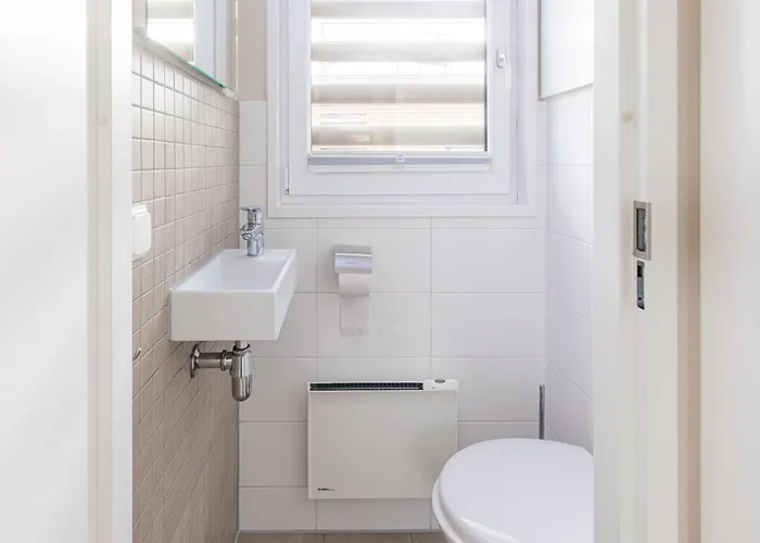 Houseboat With A View Over The Leukermeer, On The Edge Of A Holiday Park 船屋