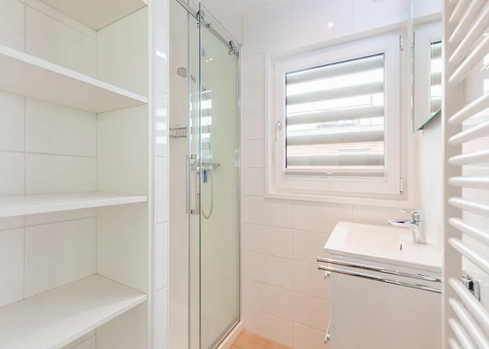 Houseboat With A View Over The Leukermeer, On The Edge Of A Holiday Park 船屋 威尔