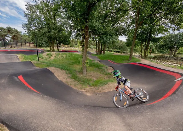 船屋 Houseboat With A View Over The Leukermeer, On The Edge Of A Holiday Park 威尔