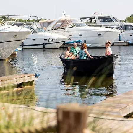 ספינת מלון Houseboat With A View Over The Leukermeer, On The Edge Of A Holiday Park Well (Limburg)