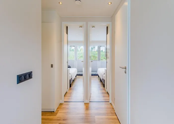 ספינת מלון Houseboat With A View Over The Leukermeer, On The Edge Of A Holiday Park Well (Limburg)