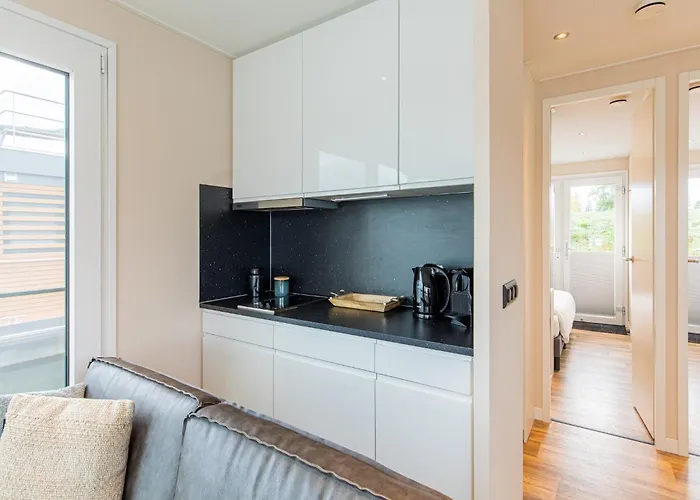 Houseboat With A View Over The Leukermeer, On The Edge Of A Holiday Park ספינת מלון *