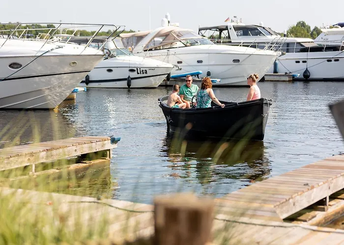 ספינת מלון Houseboat With A View Over The Leukermeer, On The Edge Of A Holiday Park Well (Limburg)